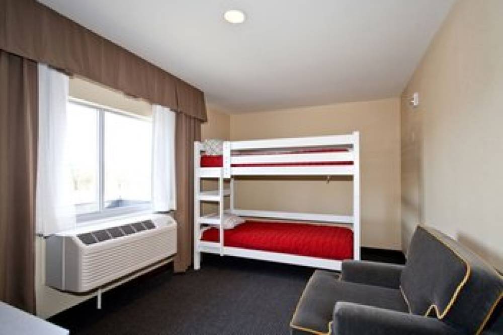 Holiday Inn Express & Suites NEWTON 8