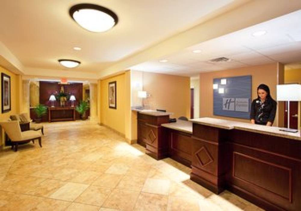 Holiday Inn Express & Suites NIAGARA FALLS 3