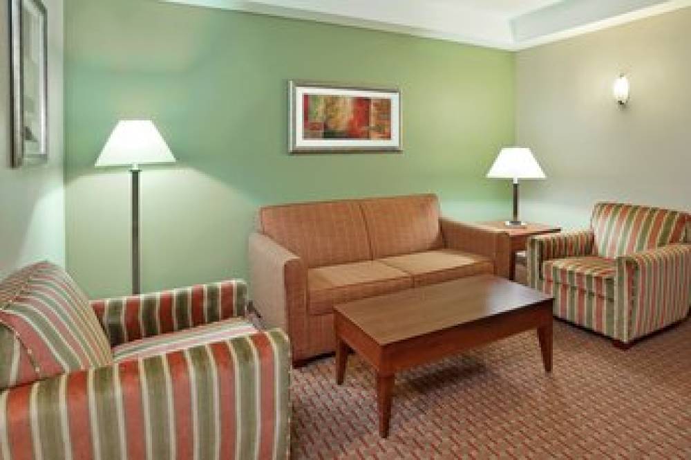 Holiday Inn Express & Suites NIAGARA FALLS 2