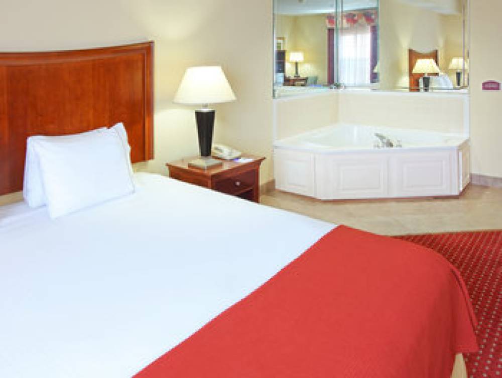 Holiday Inn Express & Suites NORTH LITTLE ROCK 4