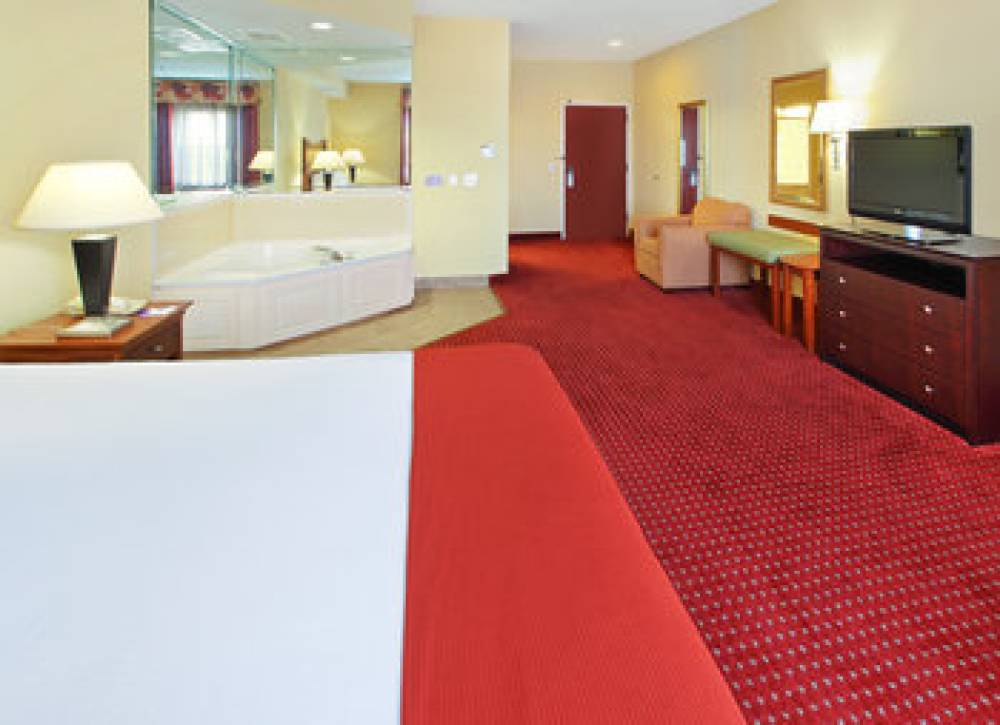 Holiday Inn Express & Suites NORTH LITTLE ROCK 5