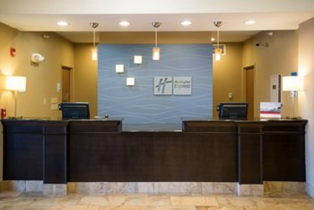 Holiday Inn Express & Suites NORTHWOOD 10