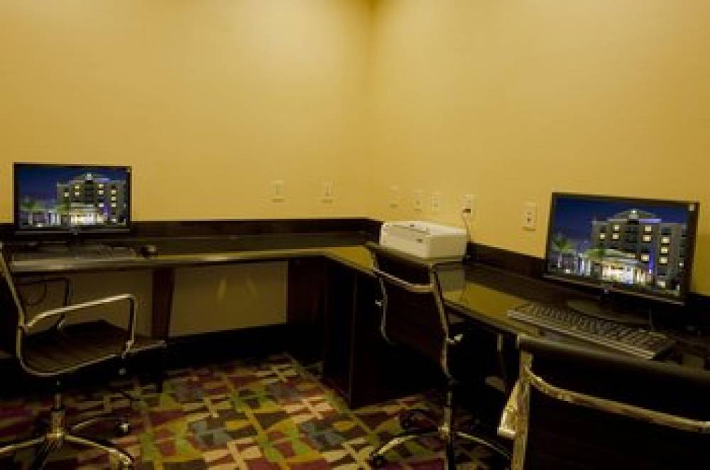 Holiday Inn Express & Suites ORLANDO - INTERNATIONAL DRIVE 3