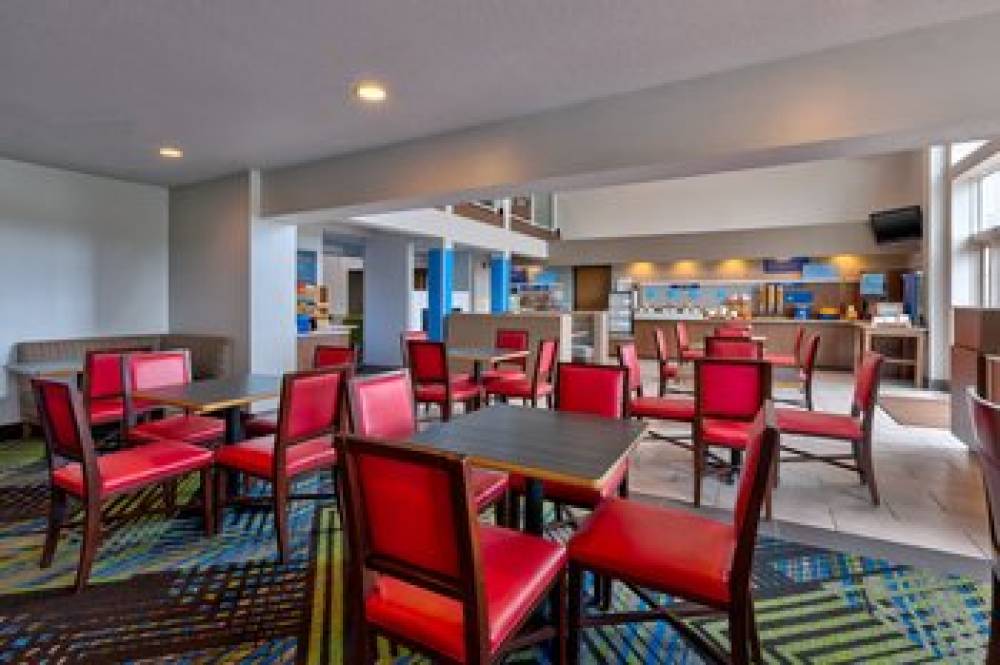 Holiday Inn Express & Suites PETOSKEY 9