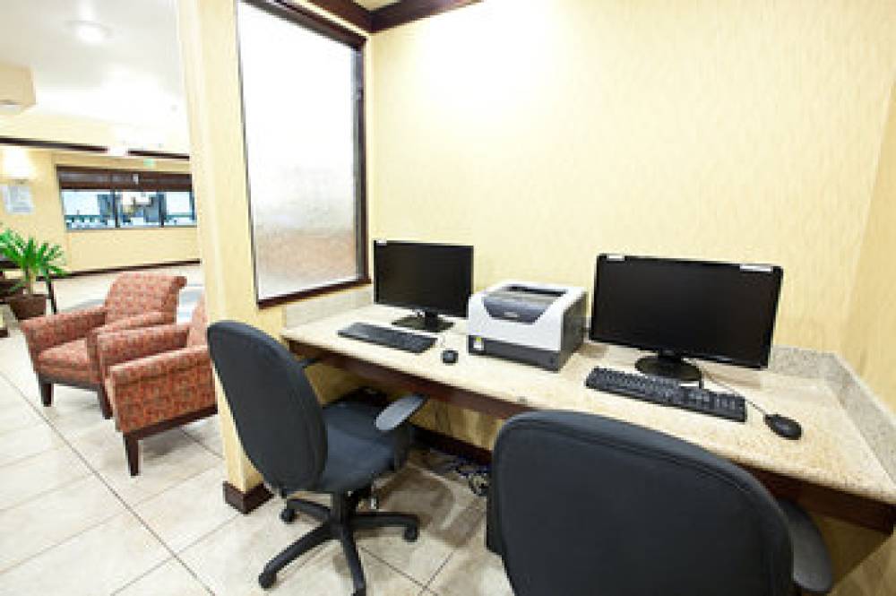 Holiday Inn Express & Suites PLYMOUTH 3