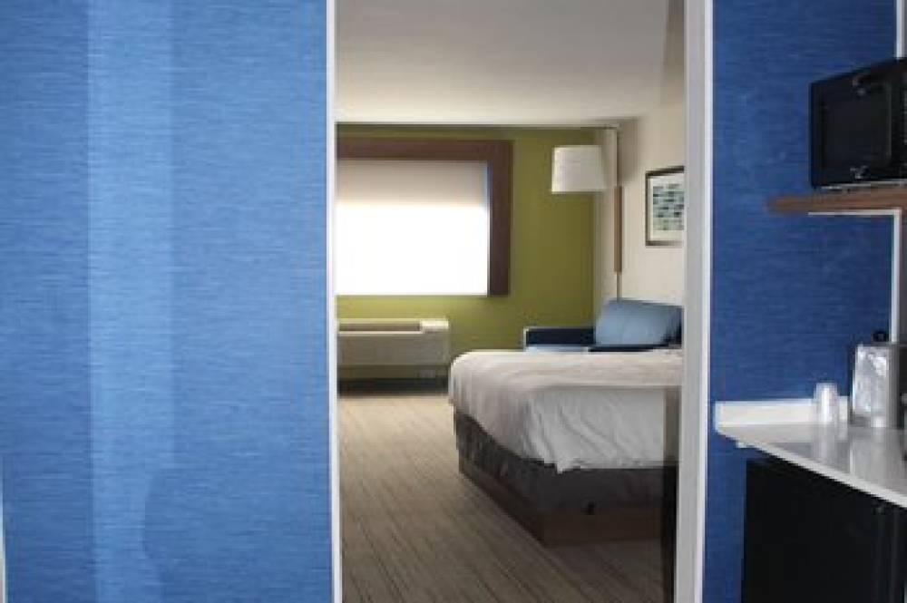 Holiday Inn Express & Suites RATON 9