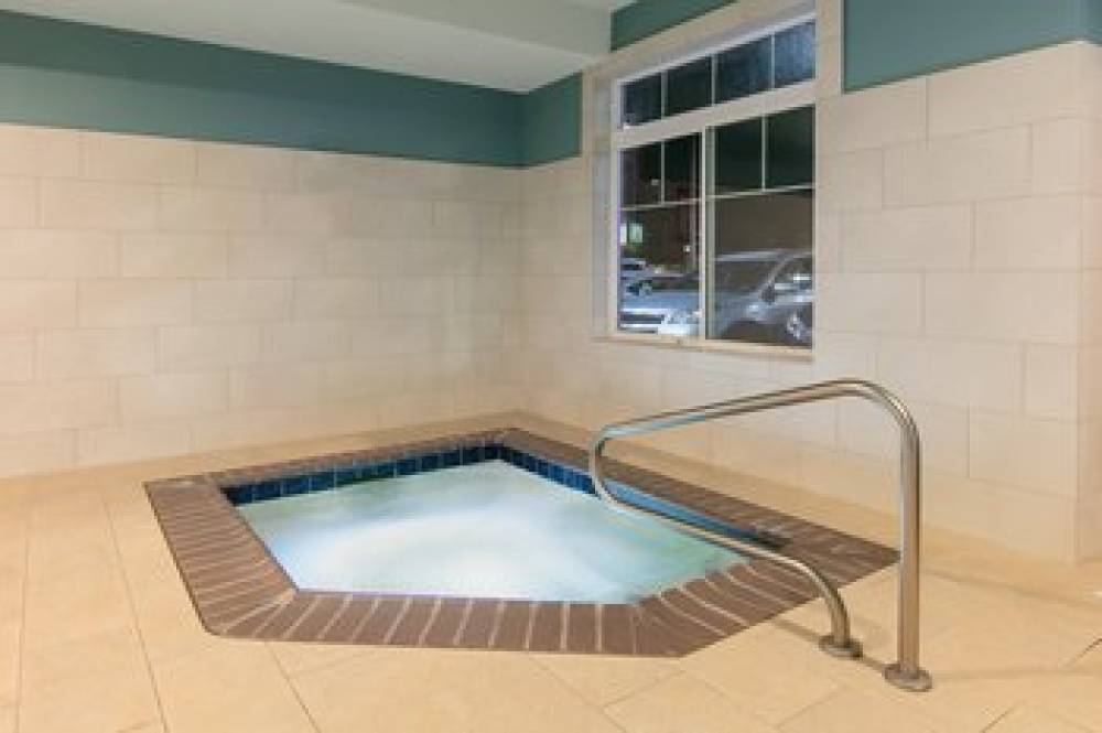 Holiday Inn Express & Suites SEASIDE-CONVENTION CENTER 7