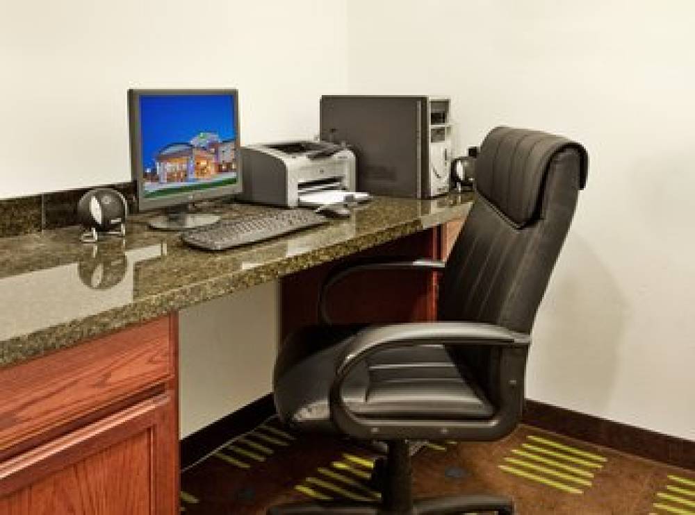 Holiday Inn Express & Suites ST CHARLES 4