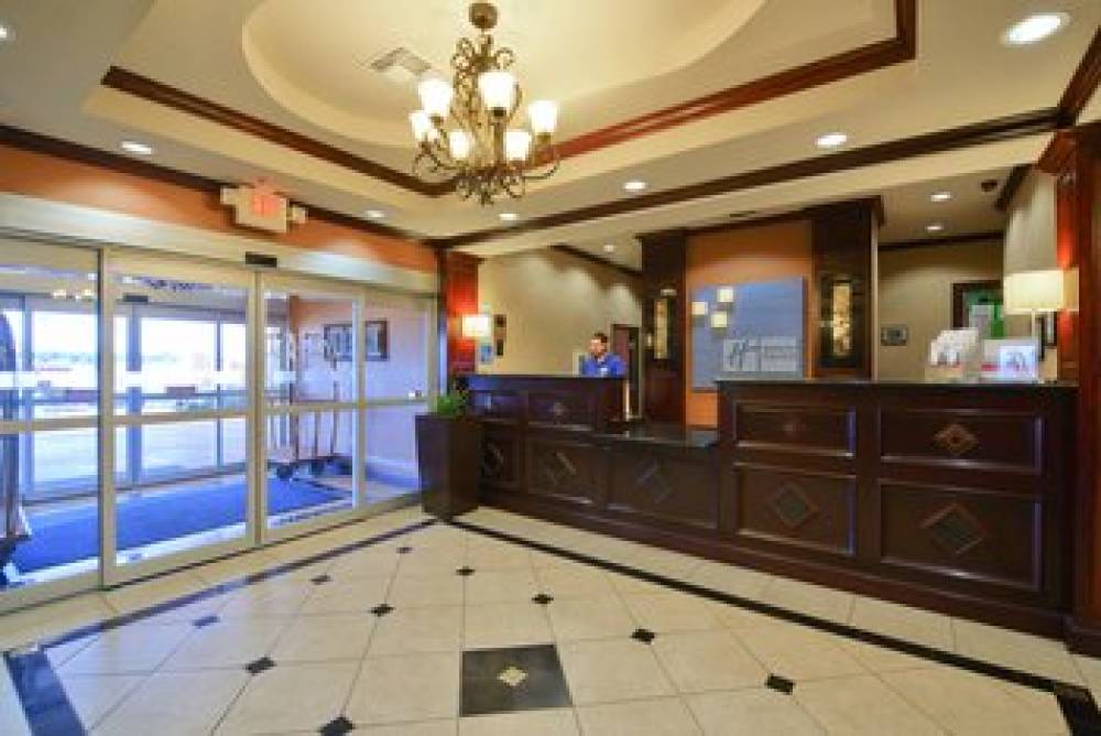 Holiday Inn Express & Suites TERRELL 2