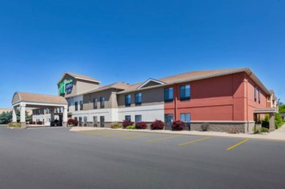 Holiday Inn Express & Suites THREE RIVERS 1