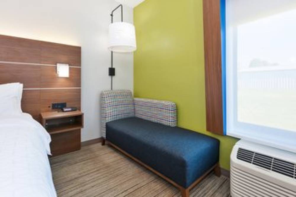 Holiday Inn Express & Suites THREE RIVERS 8