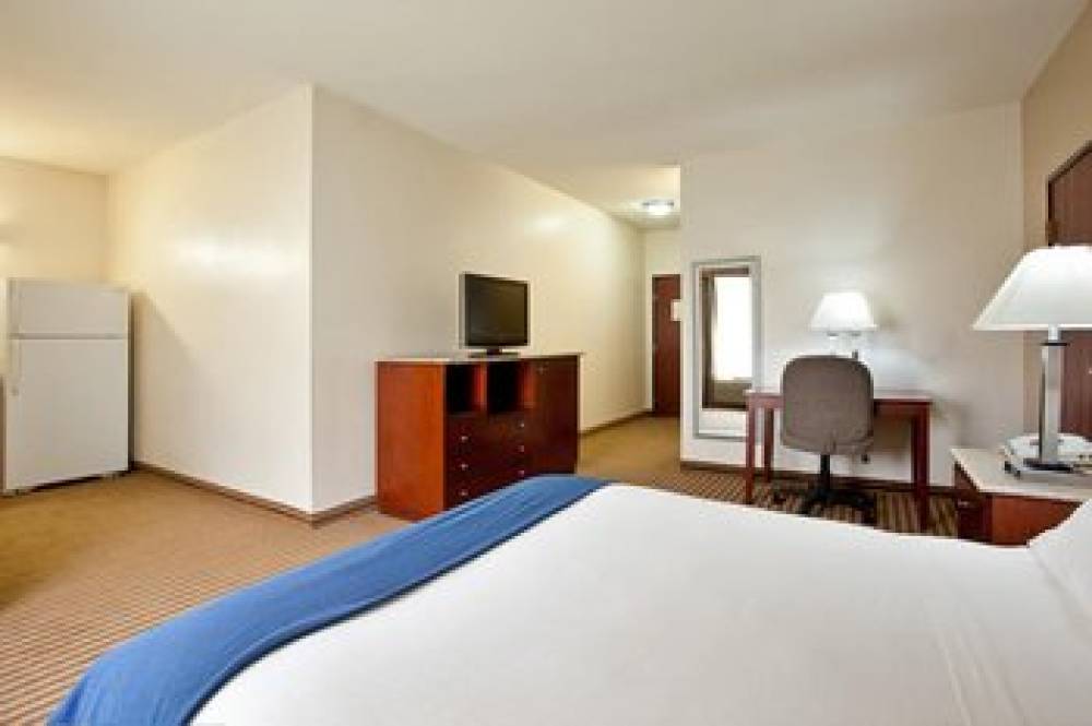 Holiday Inn Express & Suites THREE RIVERS 3