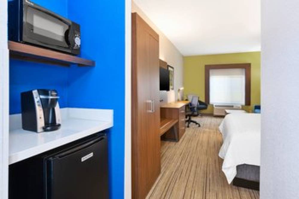 Holiday Inn Express & Suites THREE RIVERS 7