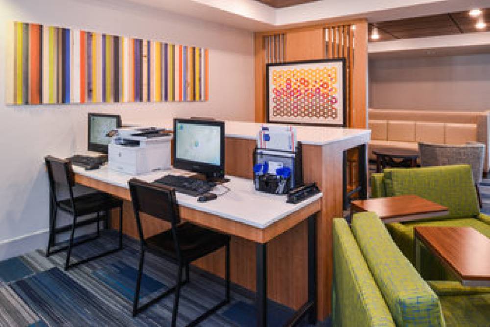 Holiday Inn Express & Suites URBANA-CHAMPAIGN (U OF I AREA) 9