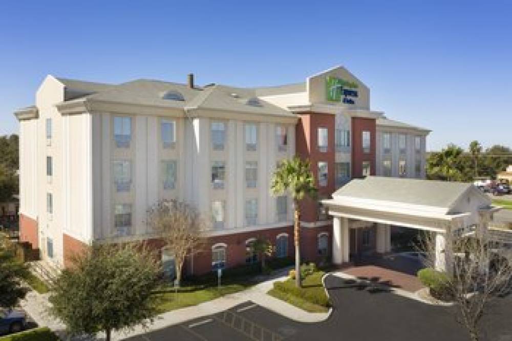 Holiday Inn Express & Suites UVALDE 1