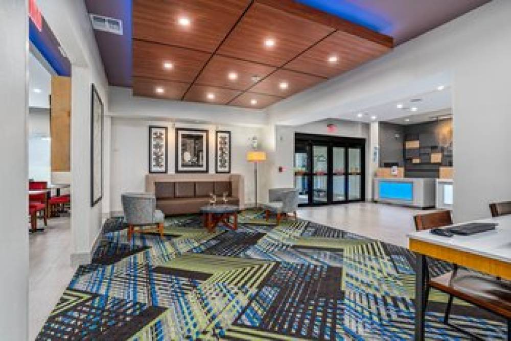 Holiday Inn Express & Suites VAN BUREN-FT SMITH AREA 9