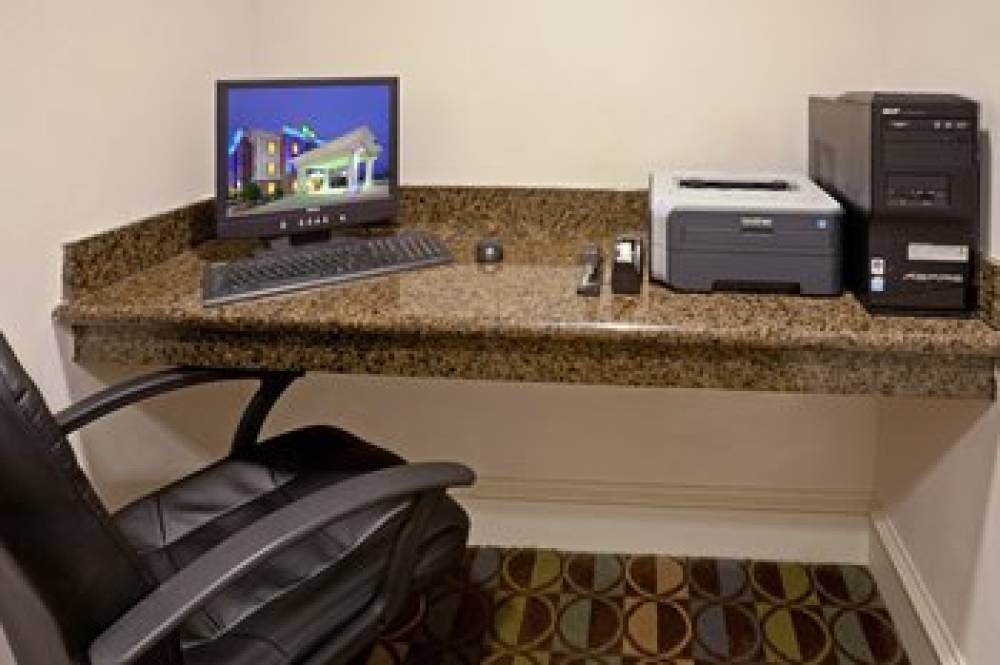 Holiday Inn Express & Suites WAXAHACHIE 3