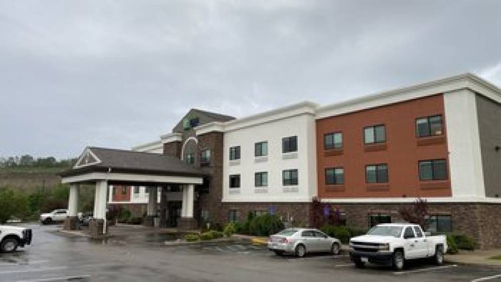 Holiday Inn Express & Suites WESTON 9