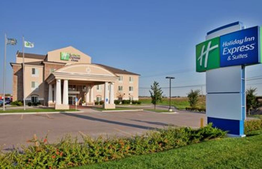 Holiday Inn Express & Suites WICHITA AIRPORT 1