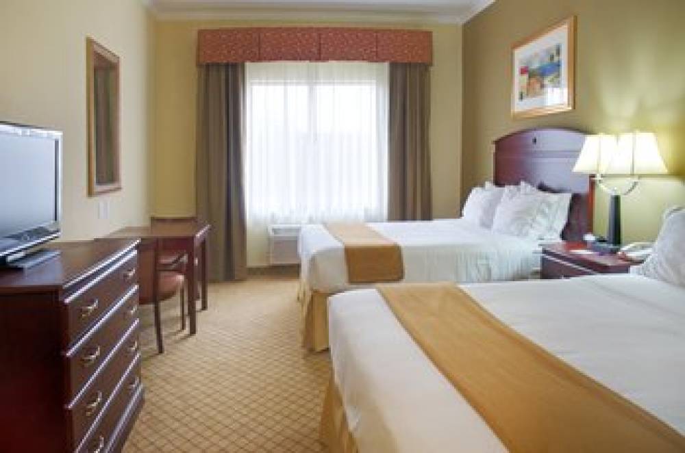 Holiday Inn Express & Suites WINNIE 4