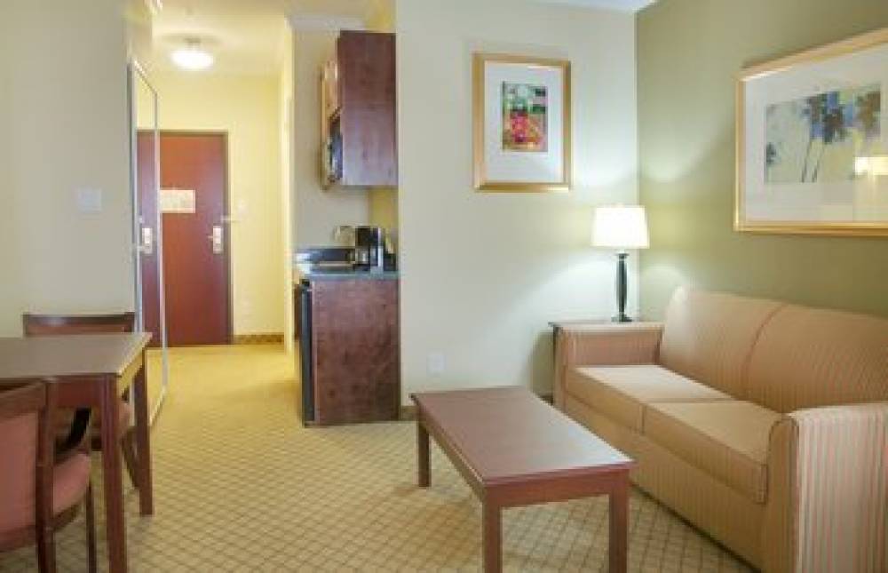 Holiday Inn Express & Suites WINNIE 6