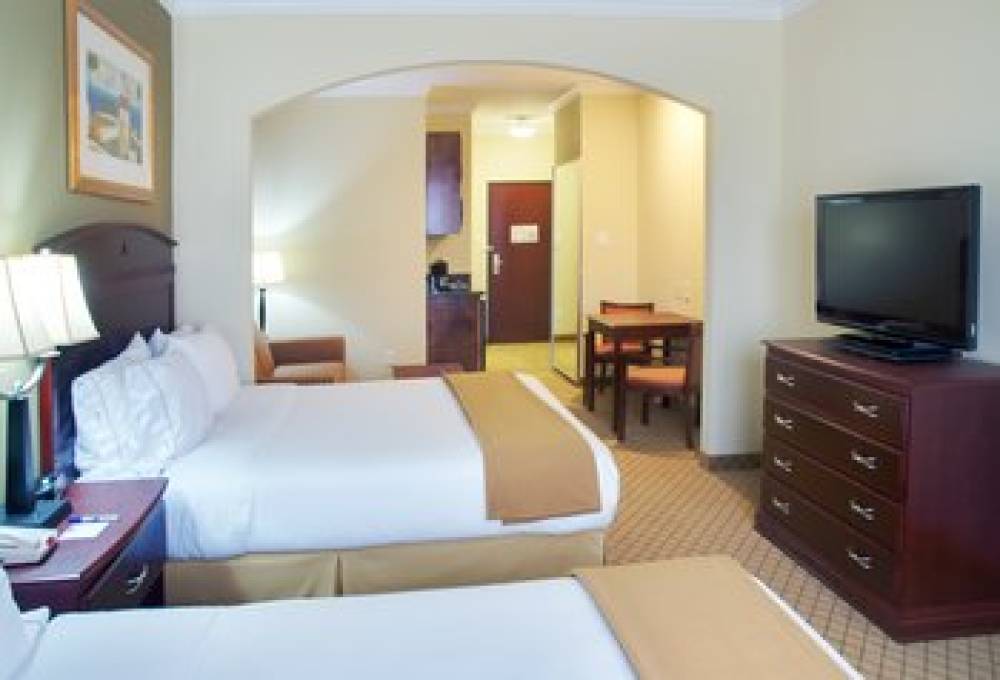 Holiday Inn Express & Suites WINNIE 7