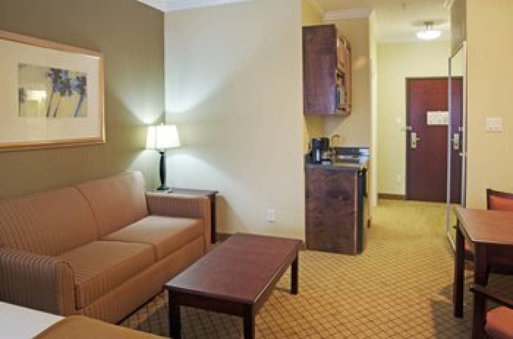 Holiday Inn Express & Suites WINNIE 5