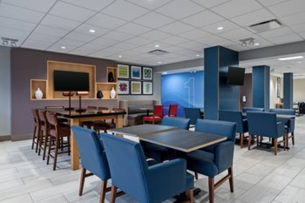 Holiday Inn Express & Suites WOODBRIDGE 8