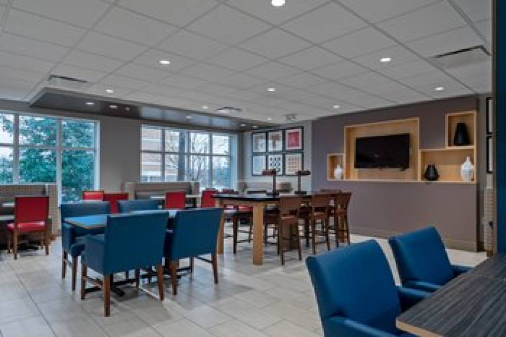 Holiday Inn Express & Suites WOODBRIDGE 6