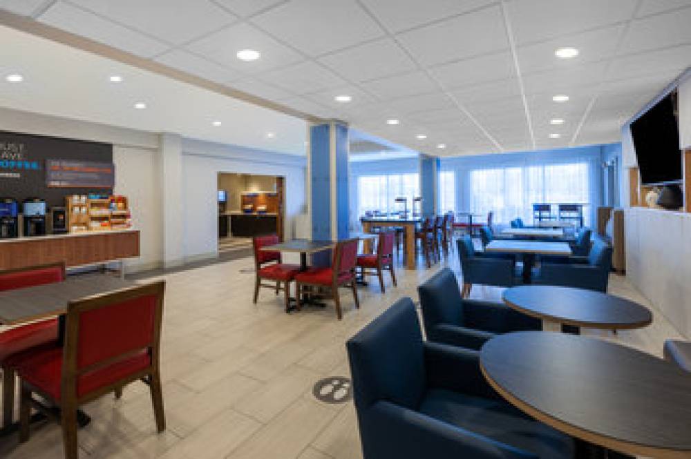 Holiday Inn Express & Suites WOODHAVEN 6