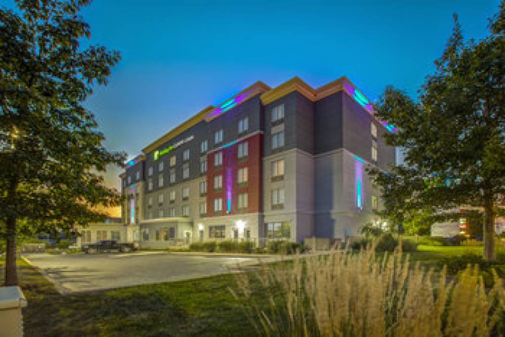 Holiday Inn Express & Suites WOODSTOCK SOUTH 1