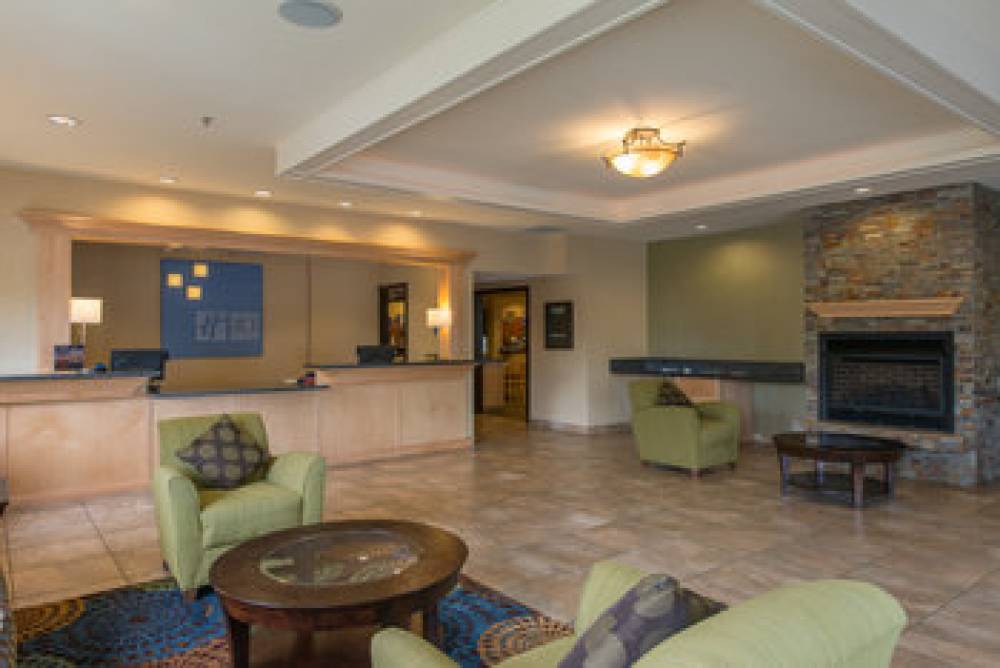 HOLIDAY INN EXPRESS TROUTDALE 3