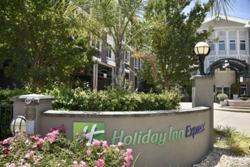 Holiday Inn Express WINDSOR SONOMA WINE COUNTRY 2