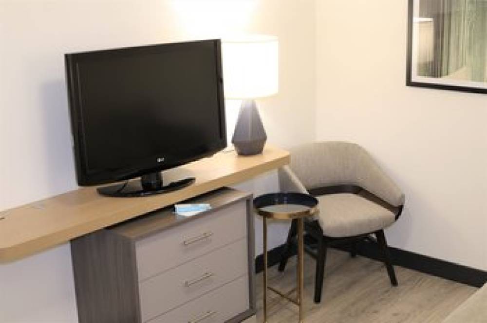 HOLIDAY INN HTL AND SUITE 5