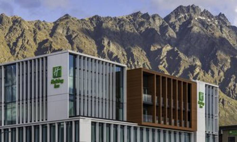 HOLIDAY INN REMARKABLES PARK 1