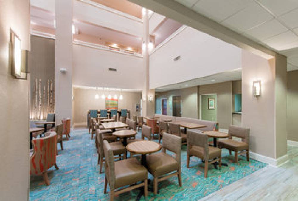 Holiday Inn & Suites LAKE CITY 6