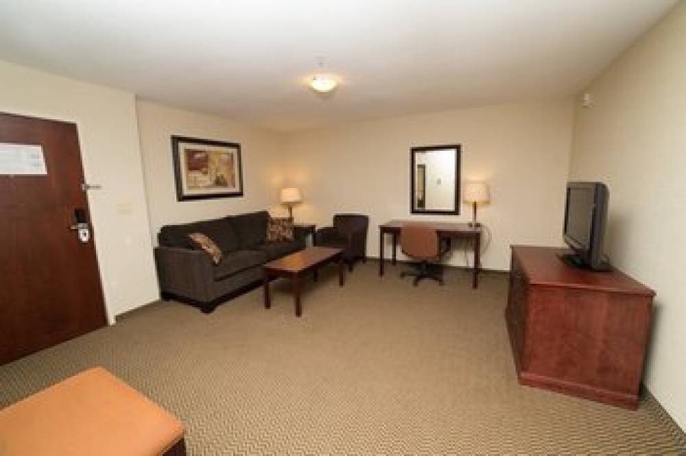 Holiday Inn & Suites LLOYDMINSTER 10