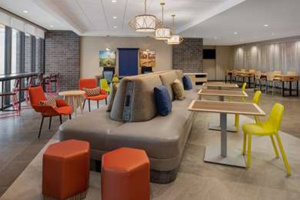 HOME2 SUITES DES MOINES 7