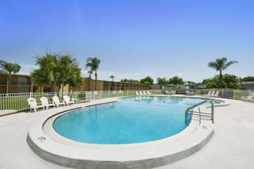 Howard Johnson By Wyndham Winter Haven FL 4