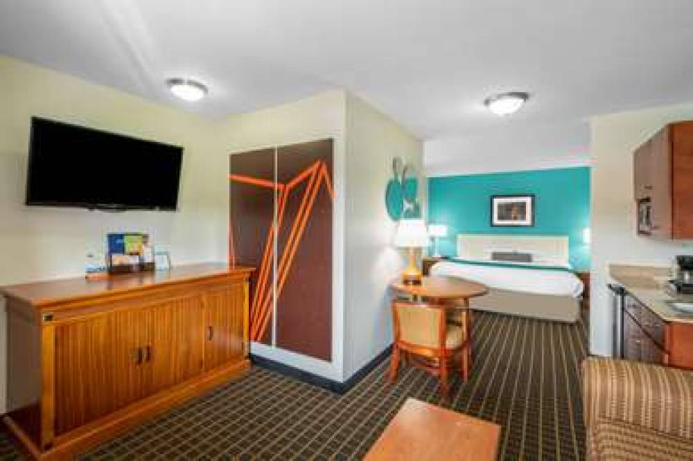 HOWARD JOHNSON HOTEL & SUITES BY WY 6