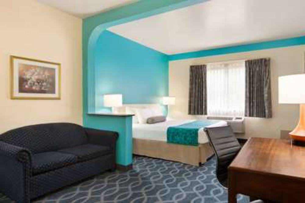 Howard Johnson Hotel & Suites By Wyndham San Antonio 8