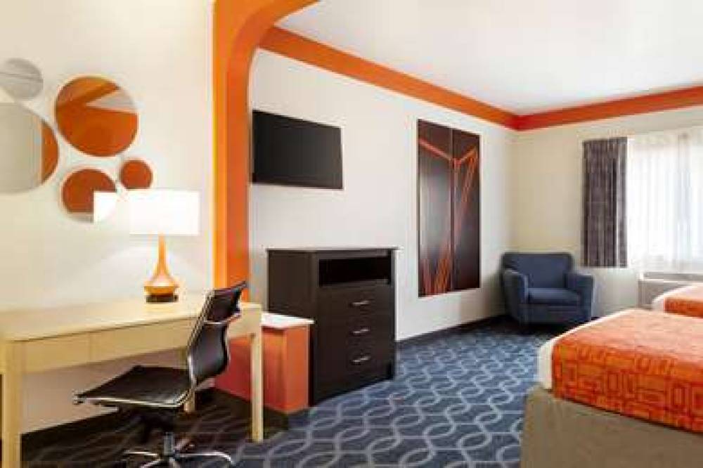 Howard Johnson Hotel & Suites By Wyndham San Antonio 10