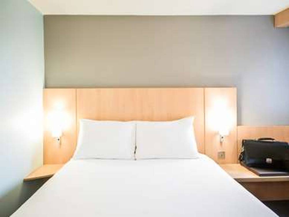 Ibis London Heathrow Airport 7