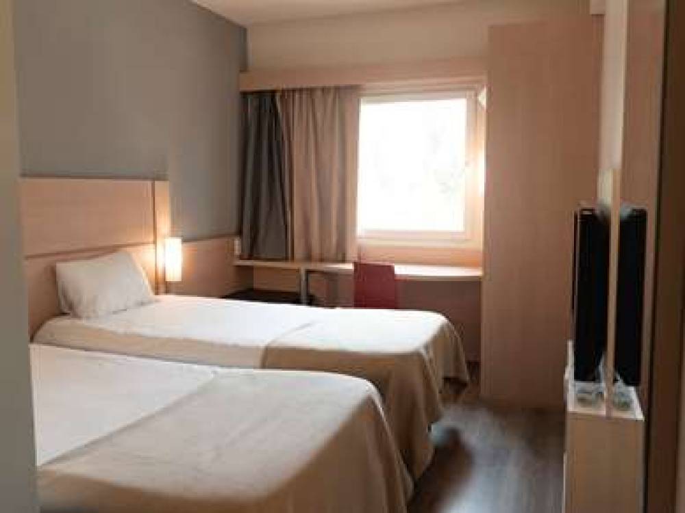 Ibis Pilar 10