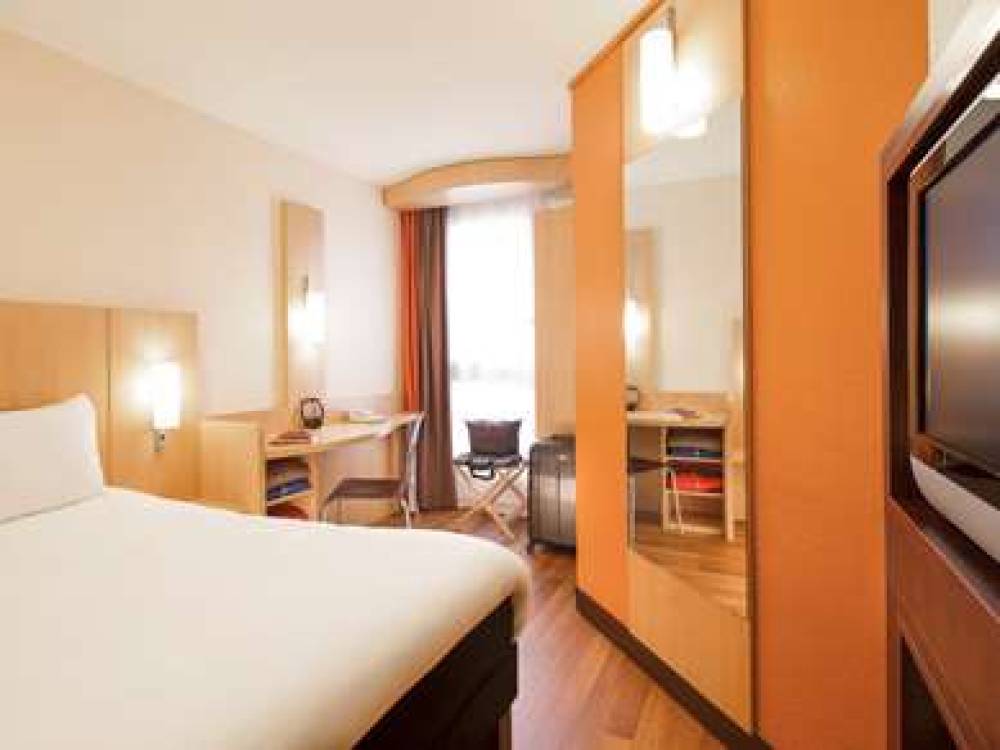 Ibis Versailles Chateau 8