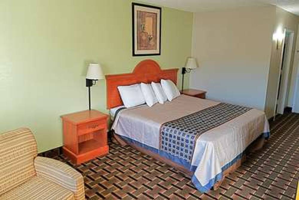 Knights Inn & Suites Near University Of Richmond 7