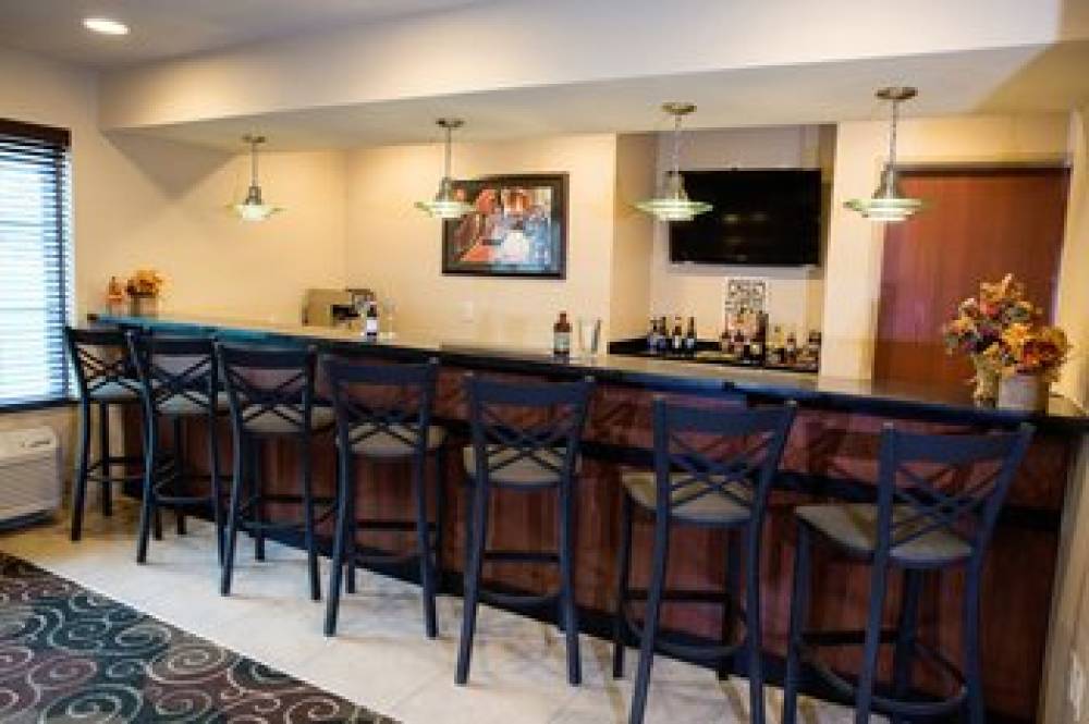 Knoxville, IA - Cobblestone Hotel And Suites 7