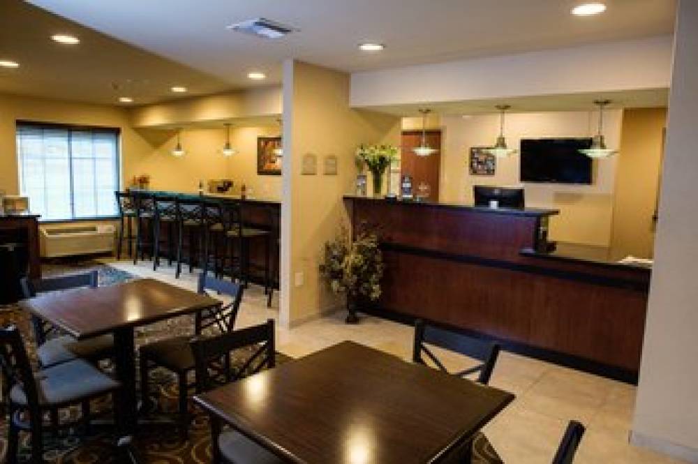 Knoxville, IA - Cobblestone Hotel And Suites 6