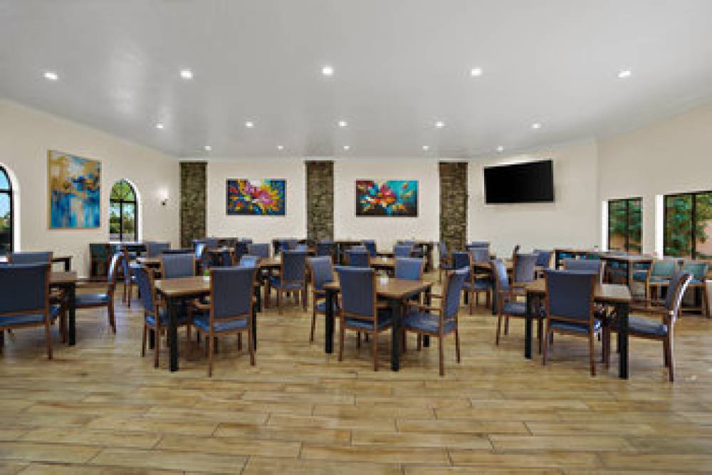 LA FUENTE INN AND SUITES 4