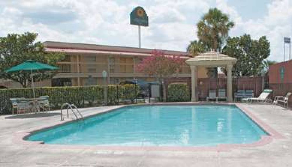 La Quinta Inn San Antonio South Park 3